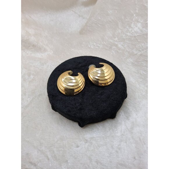 Vintage 1992 Avon Gold Tone Sculpted Button Push Back Statement Earrings - Picture 4 of 5